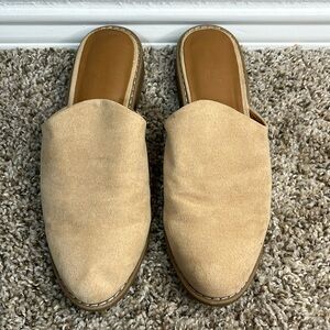 Tan brown women’s flat mules with kitten heel, size 7